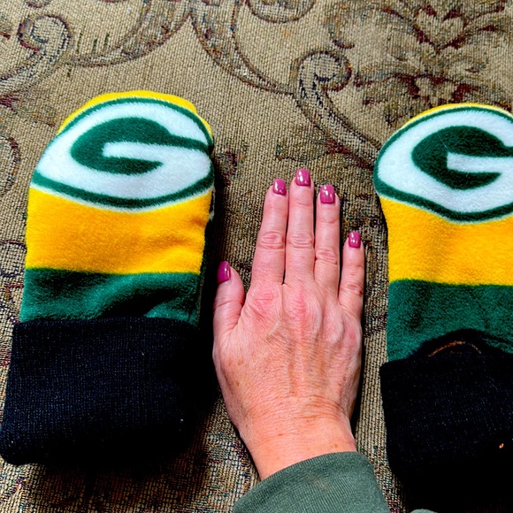 Green bay packer mittens  . Homemade. Adult Unisex. Size small or child M/L - Picture 4 of 4